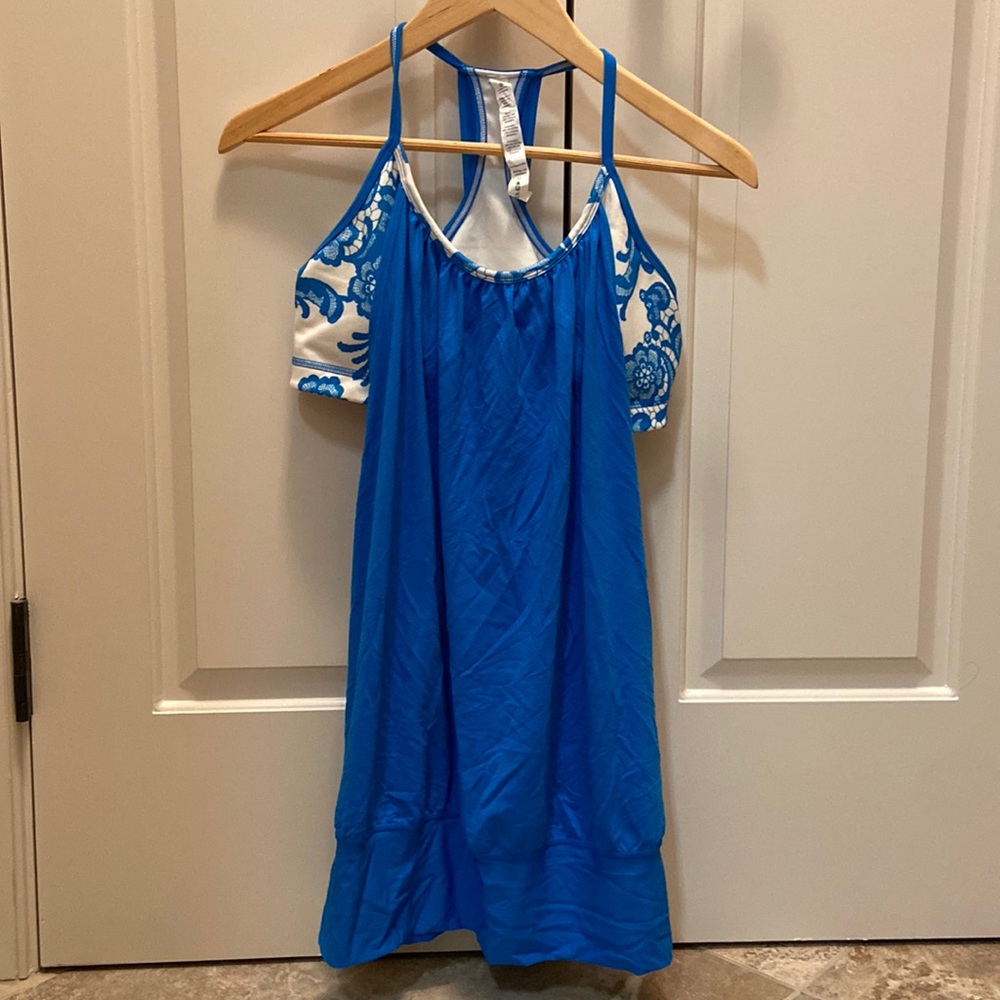 Never worn perfect condition lululemon tank. removable pads. Gorgeous! Size 10.